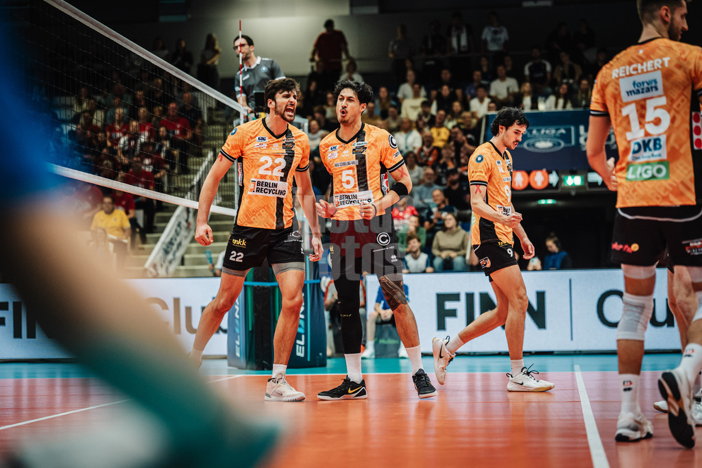 Volleyball | Herren | Saison 2025/2026 | Volleyball Ligacup | Finale | SVG Lüneburg vs. Berlin Recycling Volleys | 12.10.2024 | v.l. Jake Hanes (#22, BERLIN RECYCLING Volleys) und Nehemiah Mote (#5, BERLIN RECYCLING Volleys) jubeln