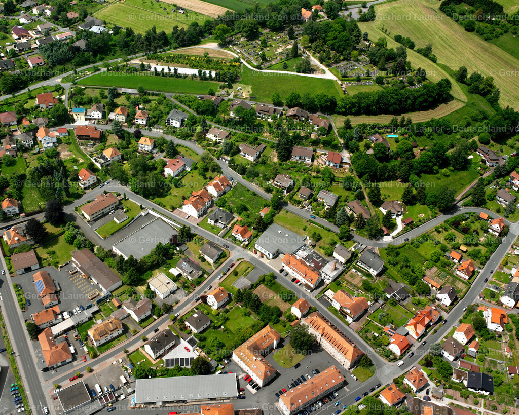 2615589 | SCHLITZ 09.06.2006 Landwirtschaftliche Nutzflächen und Feldgrenzen  umsäumen das Siedlungsgebiet des Dorfes in Schlitz im Bundesland Hessen, Deutschland // Agricultural land and field boundaries surround the settlement area of the village  in Schlitz in the state Hesse, Germany Foto: Gerhard Launer