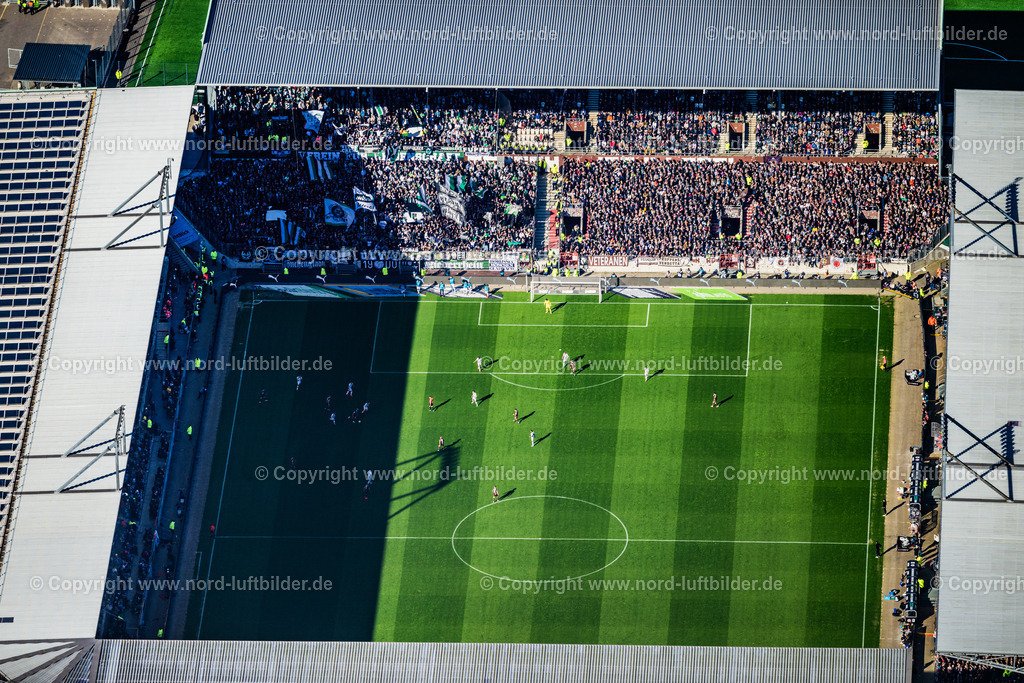 Hamburg_Millerntor_Stadion_St_Pauli_Gegen_Mönchengladbach_ELS_3196060425 | HAMBURG 06.04.2025 Sportstätten-Gelände der Arena des Stadion " Millerntor-Stadion " am Harald-Stender-Platz im Ortsteil Sankt Pauli in Hamburg, Deutschland. Weiterführende Informationen bei: Fußball-Club St. Pauli v. 1910 e.V.,  Professor Pfeifer und Partner Ingenieurbüro für Tragwerksplanung GmbH,  SHA Scheffler Helbich Architekten GmbH. // Sports facility grounds of the arena of the stadium "Millerntor- Stadion" in am Heiligengeistfeld in the St. Pauli district in Hamburg, Germany. Further information at: Fussball-Club St. Pauli v. 1910 e.V.,  Professor Pfeifer und Partner Ingenieurbuero fuer Tragwerksplanung GmbH,  SHA Scheffler Helbich Architekten GmbH. Foto: Martin Elsen