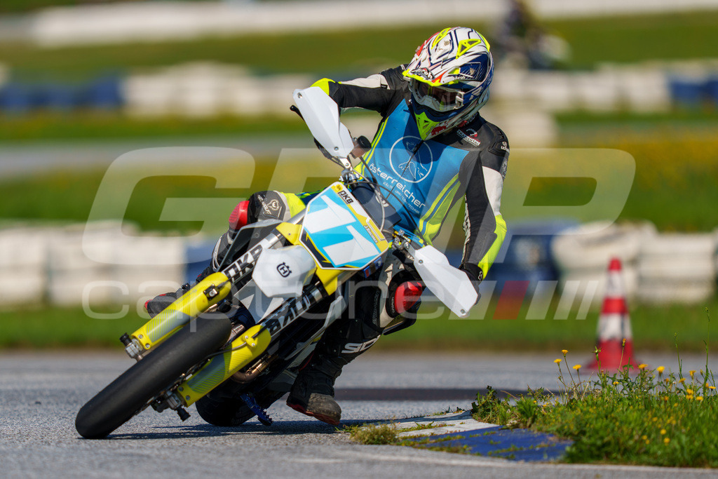 SuperMoto_Staatsmeisterschaft_Greinbach_235 | GRIPcapture steht für authentische Sportfotografie in Österreich – für Momente, die mehr sind als Geschwindigkeit oder Ergebnis. Es geht um Emotion, Spannung, Fokus und den Augenblick, der oft nur einen Wimpernschlag dauert.Ob Motorsport, Teamsport oder 