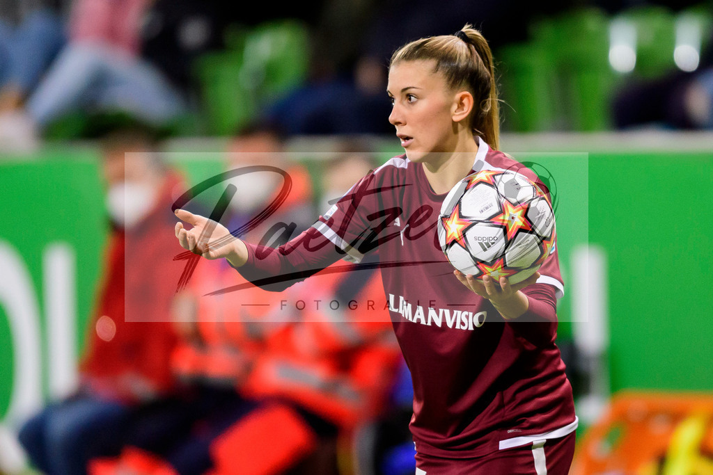 WOBSER20211013_047 | Fussball, Frauen: Leonie Fleury (Servette FCCF) schaut beim Spiel der UEFA Women´s Champions League zwischen VfL Wolfsburg und Servette FC im AOK-Stadion am 13.10.2021 in Wolfsburg, Deutschland. - Realisiert mit Pictrs.com