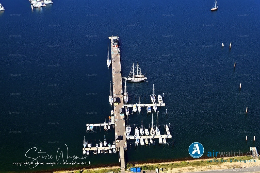 Die Marina Olpenitz ist ein gut ausgestatteter Yachthafen - Luftbild | Die Marina Olpenitz ist ein gut ausgestatteter Yachthafen mit Steganlagen, Strom- und Wasserversorgung, Sanitäranlagen, WLAN und Entsorgungseinrichtungen. Sie bietet Platz für über 400 Boote und dient als Ausgangspunkt für Segeltörns auf die Ostsee oder entlang der Schlei. Navigationsdaten und Ansteuerungshinweise sind auf Hafeninfos-Websites wie ostsee-marinas.de verfügbar.