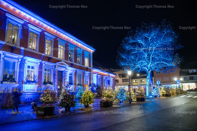 DSC_5783 | Lichterglanz und weihnachtliche Atmosphäre in der Innenstadt von Lorsch. In der Adventszeit verwandeln sich Straßen und Plätze der Bergstraße-Stadt in ein festlich leuchtendes Wintermotiv. Hier das Stadthaus mit den geschmückten Christbäumen in blauem Licht