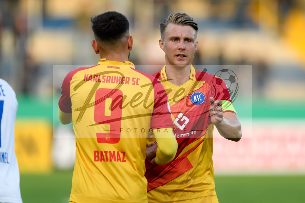 LOTKSC20210809_059 | Fussball, Herren: Malik Batmaz (Karlsruher SC) und Marco Thiede (Karlsruher SC) Schlussjubel, jubeln nach dem 1:4 Sieg beim Spiel der 1. Runde im DFB-Pokal zwischen SF Lotte und Karlsruher SC im Stadion am Lotter Kreuz am 09.08.2021 in Lotte, Deutschland.DFB / DFL REGULATIONS PROHIBIT ANY USE OF PHOTOGRAPHS AS IMAGE SEQUENCES AND/OR QUASI-VIDEO. - Realisiert mit Pictrs.com
