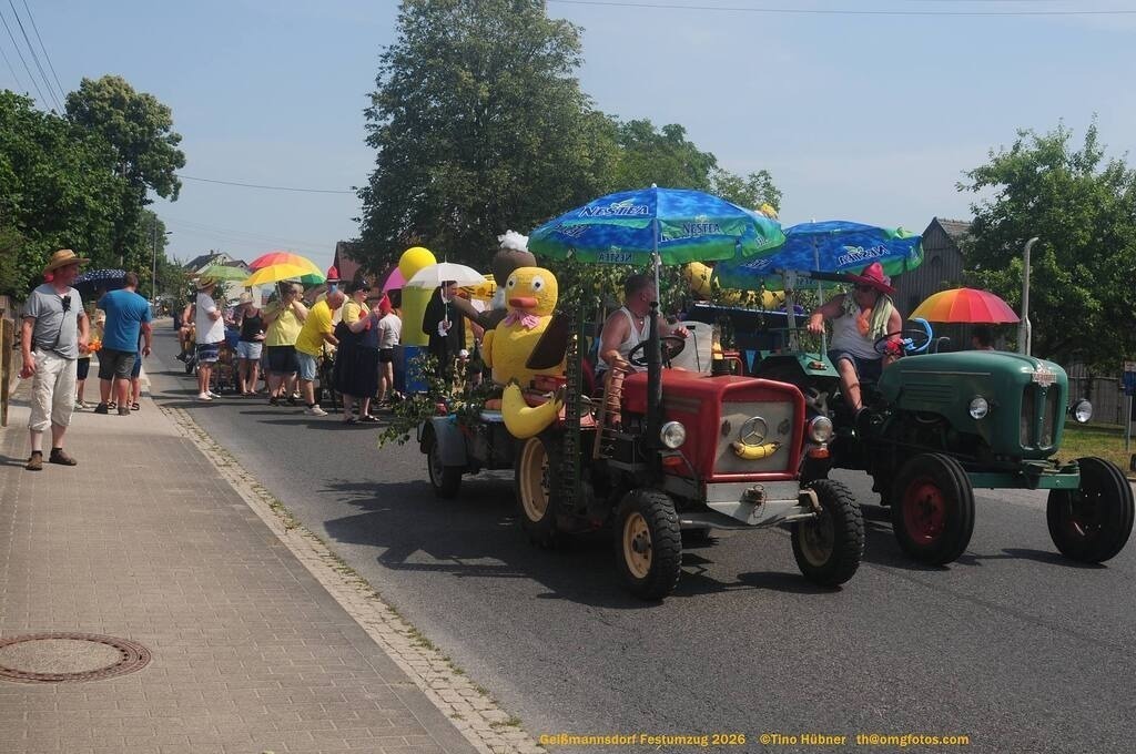 Geißmannsdorf-2026-Festumzug-144 | Festumzug in Geißmannsdorf bei Bischofswerda im Juni 2026. Fotografische Eindrücke und Momentaufnahmen vom Festumzug anläßlich des 800-jährigen Bestehens von Geißmannsdorf - mit Teilnehmern und Gästen, Strohpuppen und geschmückten Vorgärten und Grundstücken - Realisiert mit Pictrs.com