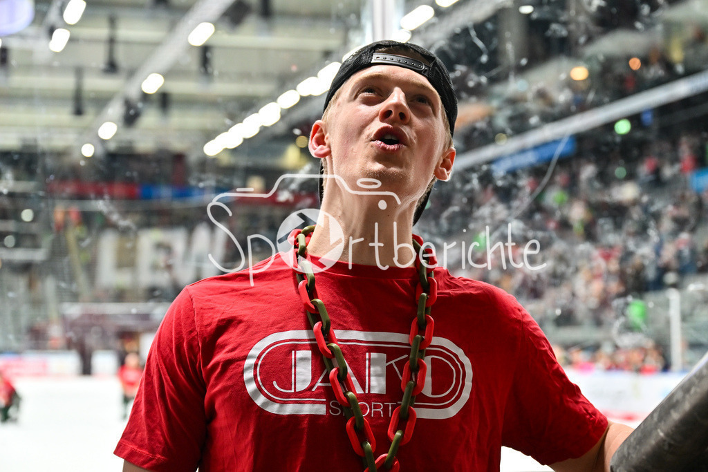 Augsburger Panther - Löwen Frankfurt | AUGSBURG, GERMANY - 16. JANUARY: Die Spieler der Hausherren feiern zusammen mit den Fans den Heimsieg gegen Frankfurt nach dem Match zwischen den Augsburger Panthern und den Löwen Frankfurt am 40. Spieltag der penny DEL im Curt Frenzel Stadion - Sebastian ZWICKL (Augsburger Panther 83)