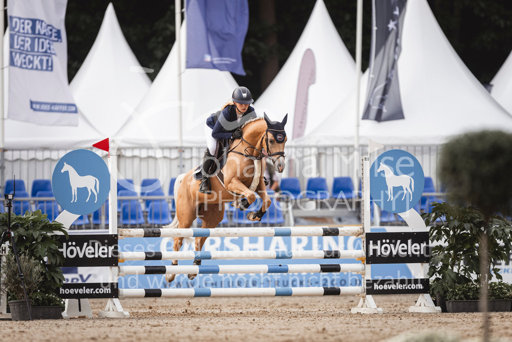 240906_BuCha_PonyA-5j-179 | Deine schönsten Turniermomente als professionelle Fotos! Entdecke hochwertige Pferdesport-Fotografie im Online-Shop. Jetzt Fotos finden & bestellen!
