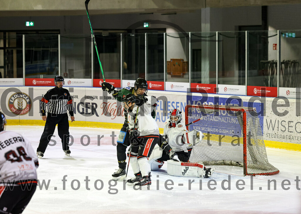 2022-09-30_104_TSV_Erding_gegen_EV_Dingolfing | Erding, Deutschland, 30.09.2022:
Eishockey, Bayernliga 2022 / 2023, Testspiel, TSV Erding gegen EV Dingolfing, Endergebnis: 3:4

Simon Franz (Erding Gladiators, #4), Florian Meichel (EV Dingolfing, #19), Torwart Dennis Jedrus (EV Dingolfing, #1)

Foto: Christian Riedel / fotografie-riedel.net