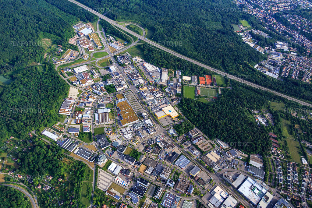 Luftbild: Gewerbegebiet Karlsruher Straße an der Autobahnausfahrt A8 Pforzheim-West mit Mapal WWS GmbH und KLEINER GmbH Stanztechnik im Ortsteil Brötzingen in Pforzheim im Bundesland Baden-Württemberg in Deutschland. – Foto: IMG_079889.jpg vom 31.05.2015 durch Werner Riehm/FLY-FOTO.de – Auflösung des Originals: 5472 x 3648 px – MAPAL Logo – KLEINER GMBH STANZTECHNIK