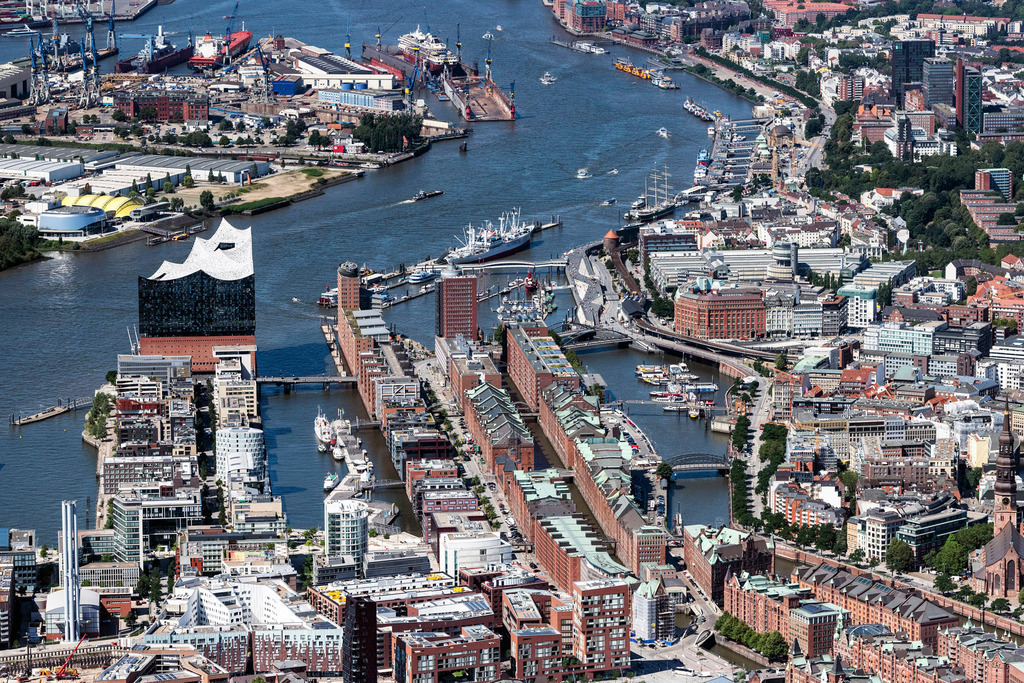 dr__0038580.jpg | HAMBURG 23.07.2019 Stadtzentrum im Innenstadtbereich am Ufer des Flußverlaufes der Elbe an der Speicherstadt im Ortsteil HafenCity in Hamburg, Deutschland. // City center in the downtown area on the banks of river course of Elbe on Speicherstadt in the district HafenCity in Hamburg, Germany. Foto: Daniel Reiter