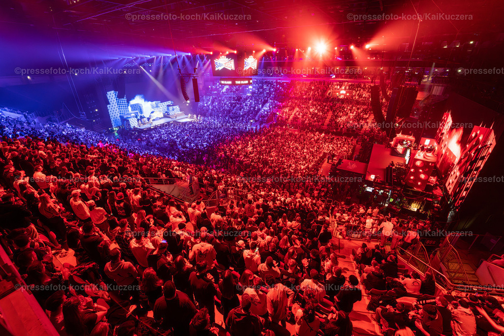 KKU13122401035 | 13.12.2024, xkkux, Düsseldorf, Red Bull Soundclash, PSD Bank Dome, Konzert von Ski Aggu und 01099 gegen Summer Cem und KC Rebell, Feature Innenansicht Konzerthalle Zuschauer Besucher 