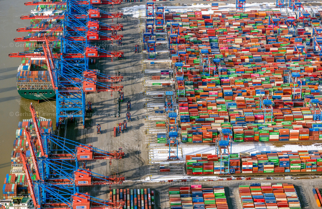 4044622 | HAMBURG 14.02.2021 Blick auf Container und Containerschiffe am Kai der HHLA Logistics Container Terminal Burchhardkai und Waltershofer Hafen im Eurogate Container Terminal  des Hamburger Hafens in Hamburg. // View on container and container ships at berth HHLA Logistics Container Terminal Burchhardkai and Walter Hofer Euro Gate Container Terminal in the Port of Hamburg harbor in Hamburg. Foto: Gerhard Launer