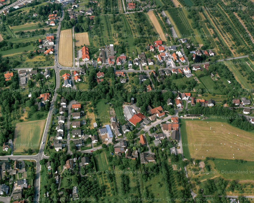 2526089 | OTTERSWEIER 01.08.2005 Wohngebiet - Mischbebauung der Mehr- und Einfamilienhaussiedlung  in Ottersweier im Bundesland Baden-Württemberg, Deutschland // Residential area - mixed development of a multi-family housing estate and single-family housing estate  in Ottersweier in the state Baden-Wuerttemberg, Germany Foto: Gerhard Launer