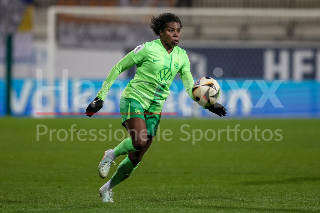 Fussball, Google Pixel Frauen-Bundesliga, VfL Wolfsburg - FC Carl Zeiss Jena | v.li.: Lineth Beerensteyn (VfL Wolfsburg, 9) am Ball, Freisteller, Einzelbild, Ganzkörper, Aktion, Action, Spielszene, DIE DFB-RICHTLINIEN UNTERSAGEN JEGLICHE NUTZUNG VON FOTOS ALS SEQUENZBILDER UND/ODER VIDEOÄHNLICHE FOTOSTRECKEN. DFB REGULATIONS PROHIBIT ANY USE OF PHOTOGRAPHS AS IMAGE SEQUENCES AND/OR QUASI-VIDEO.