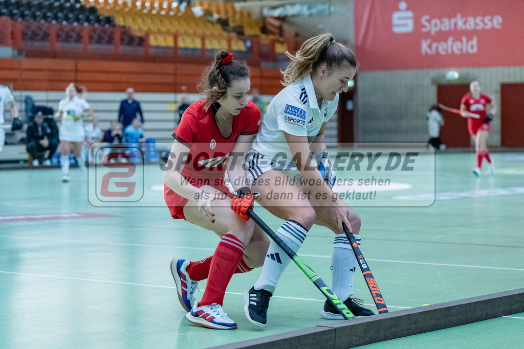 HK_20231217_107673 | 1. Bundesliga Damen Crefelder HC - Düsseldorfer HC  am 17.12.2023 Sporthalle Glockenspitz, Krefeld , Causin Anna-Sopie ( Crefelder HTC #20 ) , Mabel Brands ( Düsseldorfer HC #7 )