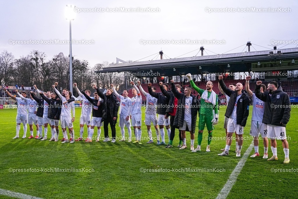 xYDRx06122501063 | 06.12.2025, xydrx, Fußball, 3.Liga, FC Viktoria Köln - SSV Ulm 1846, Saison 2025 2026, Sportpark Höhenberg: Paul-Philipp Besong (SSV Ulm 1846 #17) Elias Loeder (SSV Ulm 1846 #26) Dennis Chessa (SSV Ulm 1846 #11) Max Brandt (SSV Ulm 1846 #23) Jan Boller (SSV Ulm 1846 #34) Ensar Aksakal (SSV Ulm 1846 #7) Jonathan Meier (SSV Ulm 1846 #19) Dennis Dressel (SSV Ulm 1846 #14) Lukas Mazagg (SSV Ulm 1846 #27) Julian Etse (SSV Ulm 1846 #4) Christian Ortag (SSV Ulm 1846 #39) Marcel Seegert (SSV Ulm 1846 #21Mirnes Pepic (SSV Ulm 1846 #20) Leon Dajaku (SSV Ulm 1846 #43) bejubeln den 1:0 Sieg         DFB regulations prohibit any use of photographs as image sequences and or quasi-video.Photo: xYannisxDreimannxPressefotoKochx