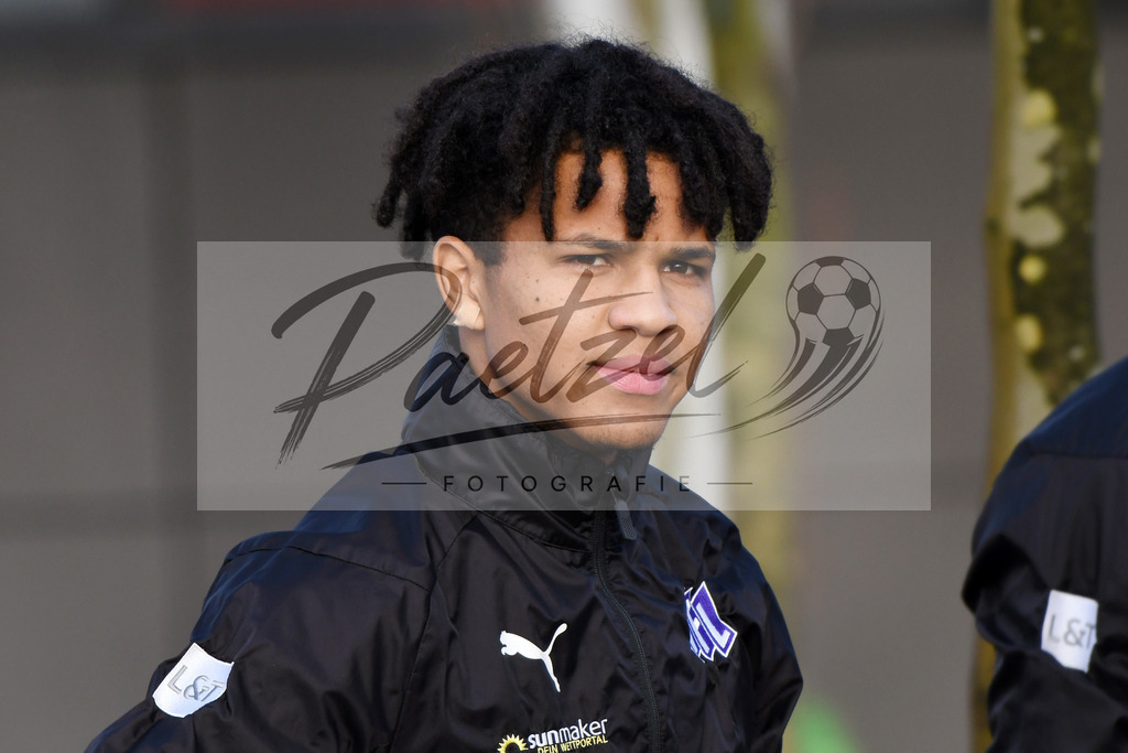 20200126_TRAOSN_0033 | Fußball, Herren: Felix Agu (VfL Osnabrück) schaut beim Training des VfL Osnabrück am 26.01.2020 im Sportpark Illoshöhe in Osnabrück, Deutschland.(Foto von Nico Paetzel) - Realisiert mit Pictrs.com