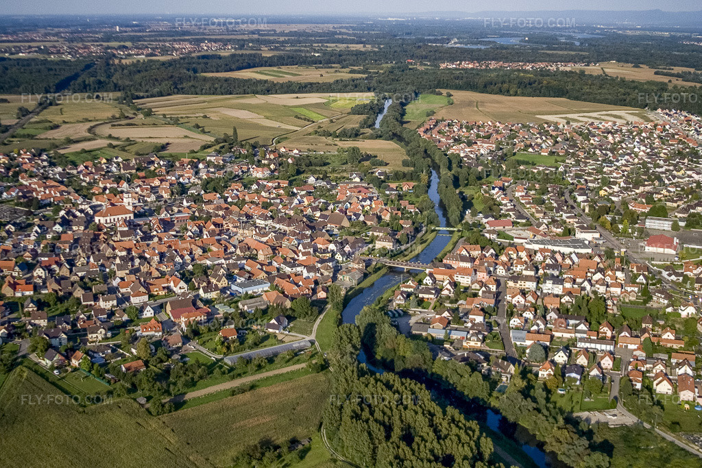 Aerial view: The town is traversed from the southwest by the Moder river. in Drusenheim in the state Bas-Rhin, France. – Photo: IMG_8128.jpg taken on 09/15/2007 by Werner Riehm/FLY-FOTO.com – Resolution of the original: 3379 x 2253 px