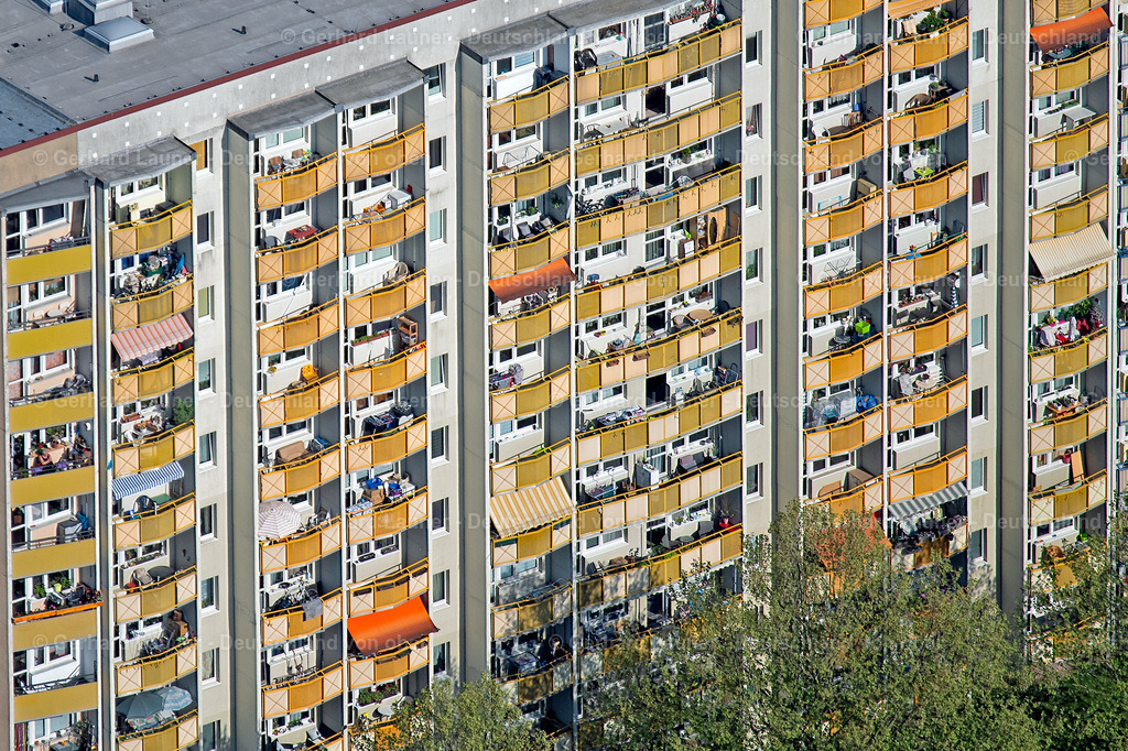 4025799 | ERFURT 06.05.2020 Balkon- und Fenster- Fassade an der Plattenbau- Hochhaus- Wohnsiedlung an der Friedrich-Engels-Straße im Ortsteil Johannesplatz in Erfurt im Bundesland Thüringen, Deutschland. // Balconies and windows Facade of the high-rise residential development on Friedrich-Engels-Strasse in the district Johannesplatz in Erfurt in the state Thuringia, Germany. Foto: Gerhard Launer