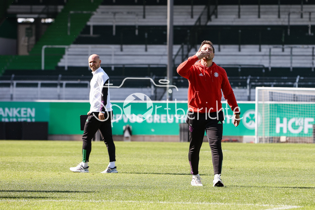 SpVgg Greuther Fürth II - FC Bayern Amateure | FC Bayern Amateure Trainer Holger SEITZ bedankt sich bei den mitgereisten Fans nach dem Auswaertssieg in Fuerth / kuesschen fuer die Fans