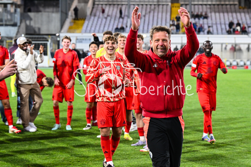 FC Bayern Amateure - Türkgücü München | Die Spieler der Bayern Amateure feiern zusammen mit den Fans nach dem letzten Heimspiel der Saison / Regionalliga Bayern: FC Bayern Muenchen II - Tuerkguecue Muenchen, Gruenwalder Stadion am 09.05.2025 / Holger SEITZ Cheftrainer FC Bayern München II