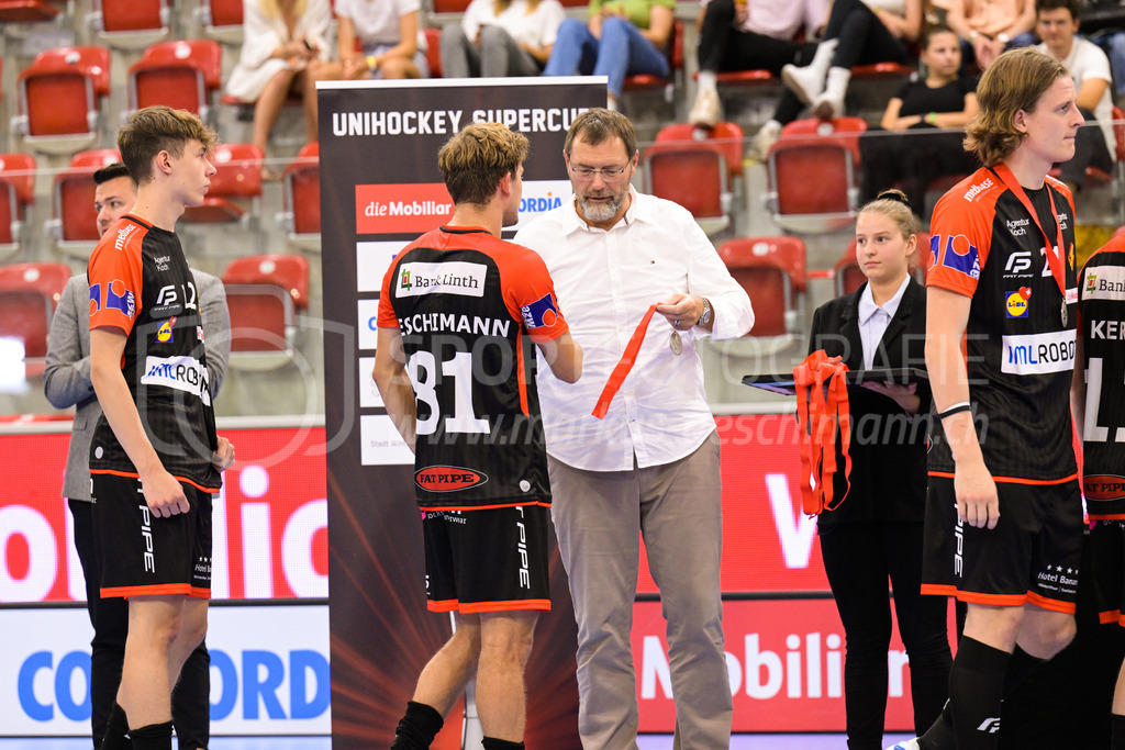 HC Rychenberg vs. Floorball Köniz - 28. August 2022 | HC Rychenberg vs. Floorball Köniz
AXA Arena, Winterthur
Tim Aeschimann (#81 HC Rychenberg) und Severin Ott (#12 HC Rychenberg) erhalten die Silbermedaille.
Bild: Sportfotografie Markus Aeschimann | www.markus-aeschimann.ch - Realisiert mit Pictrs.com