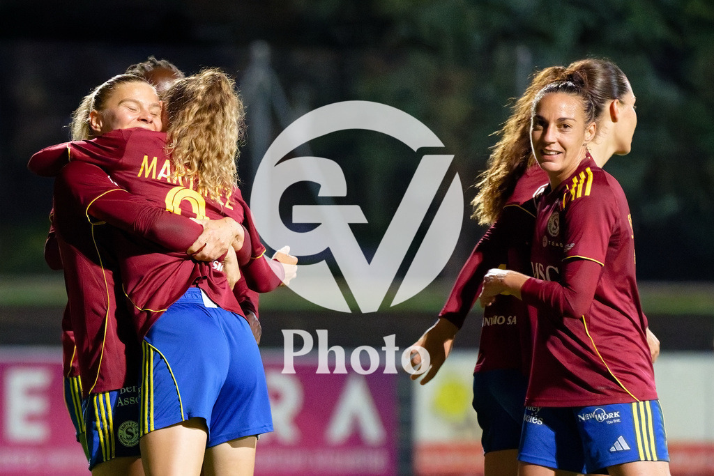 DZ8_7362_c | Switzerland: AXA Womens Super League 2025/26, Servette FC Chenois Feminin vs FC Aarau Frauen - Stade des Trois-Chene, Chene-Bourge: Anna Maria Therese Simonsson (17 Servette FC Chenois Feminin) celebrates after scoring her team's fourth goal with teammates 