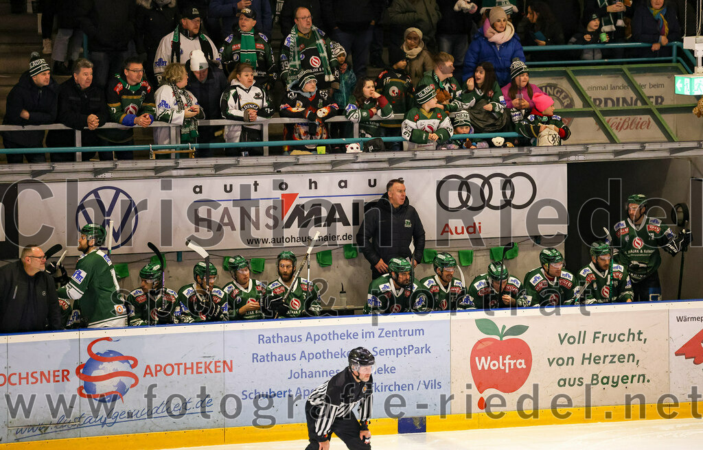 2024-02-02_024_TSV_Erding_gegen_ERSC_Amberg | Erding, Deutschland, 02.02.2024:
Eishockey, Bayernliga Vorrunde 2023 / 2024, 30. Spieltag, TSV Erding gegen ERSC Amberg, Endergebnis: 1:0

Teamchef Thomas Daffner (Erding Gladiators)

Foto: Christian Riedel / fotografie-riedel.net
