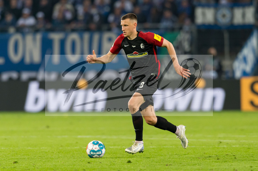 HSVSCF20220419_210 | Fussball, Herren: Maximilian Eggestein (SC Freiburg) in Aktion, am Ball, Einzelaktion beim DFB-Pokal-Halbfinalspiel zwischen Hamburger SV und SC Freiburg im Volksparkstadion am 19.04.2022 in Hamburg, Deutschland.DFB / DFL REGULATIONS PROHIBIT ANY USE OF PHOTOGRAPHS AS IMAGE SEQUENCES AND/OR QUASI-VIDEO. - Realisiert mit Pictrs.com