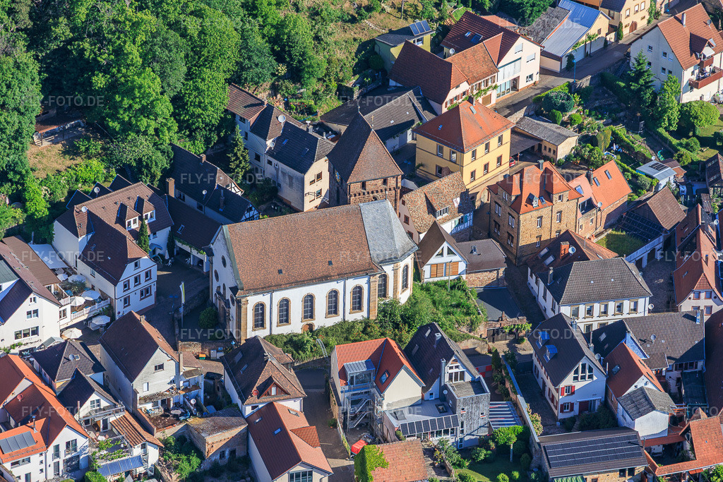 Luftbild: Katholische Kirche St. Stephanus in Gleisweiler im Bundesland Rheinland-Pfalz in Deutschland.Foto: IMG_156868.jpg vom 23.05.2026 durch Werner Riehm/FLY-FOTO.deAuflösung des Originals: 6000 x 4000 px