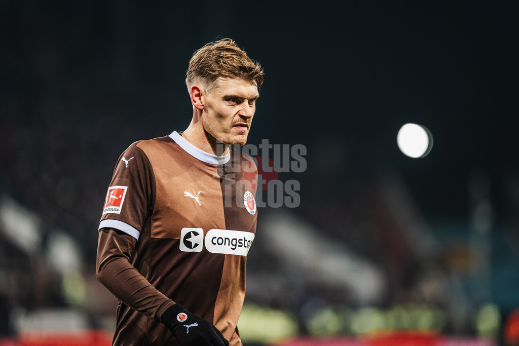 Fußball | Männer | Saison 2024/2025  | Fußball-Bundesliga | 12. Spieltag | FC St. Pauli vs. Holstein Kiel | 29.11.2024 | Eric Smith (#8, FC St. Pauli) mit ernstem Blick