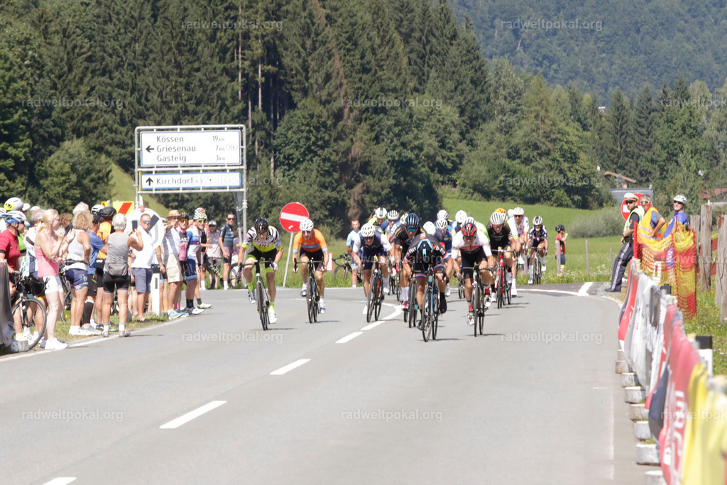 900_20230817_Bewerb_Maenner_Muehlanger | AUT - OESTERREICH, 2023-08-16: SPORT RENNRAD-FAHREN - 55. INTERNATIONALER RADWELTPOKAL IN ST. JOHANN IN TIROL  - Vintage-Radrennen mit WM-Bronze-Medaillen-Siegerin Christina Schweinberger, den Teilnehmer und Alexander Baumann (vom Orginastions-Team) - TAG 2 BEWERB MAENNER IN SECHS GRUPPEN  ; Foto: Roland Muehlanger