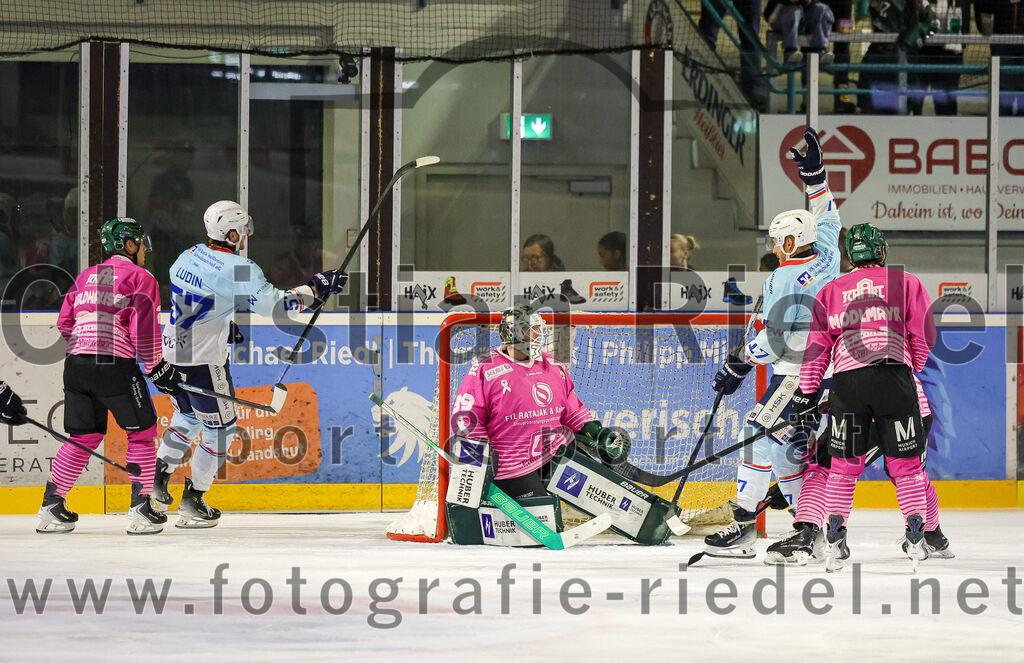 2025-10-05_095_TSV_Erding_gegen_Heilbronner_Falken | Erding, Deutschland, 05.10.2025:Eishockey, Oberliga Süd 2025 / 2026, 6. Spieltag, TSV Erding gegen Heilbronner Falken, Endergebnis: 3:1Jubel nach dem 1:1 Ausgleich durch Luis Ludin (Heilbronner Falken, #57)Mark Waldhausen (Erding Gladiators, #27), Luis Ludin (Heilbronner Falken, #57), Torwart Leon Meder (Erding Gladiators, #39), Robin Just (Heilbronner Falken, #17), Erik Modlmayr (Erding Gladiators, #21)Foto: Christian Riedel / fotografie-riedel.net