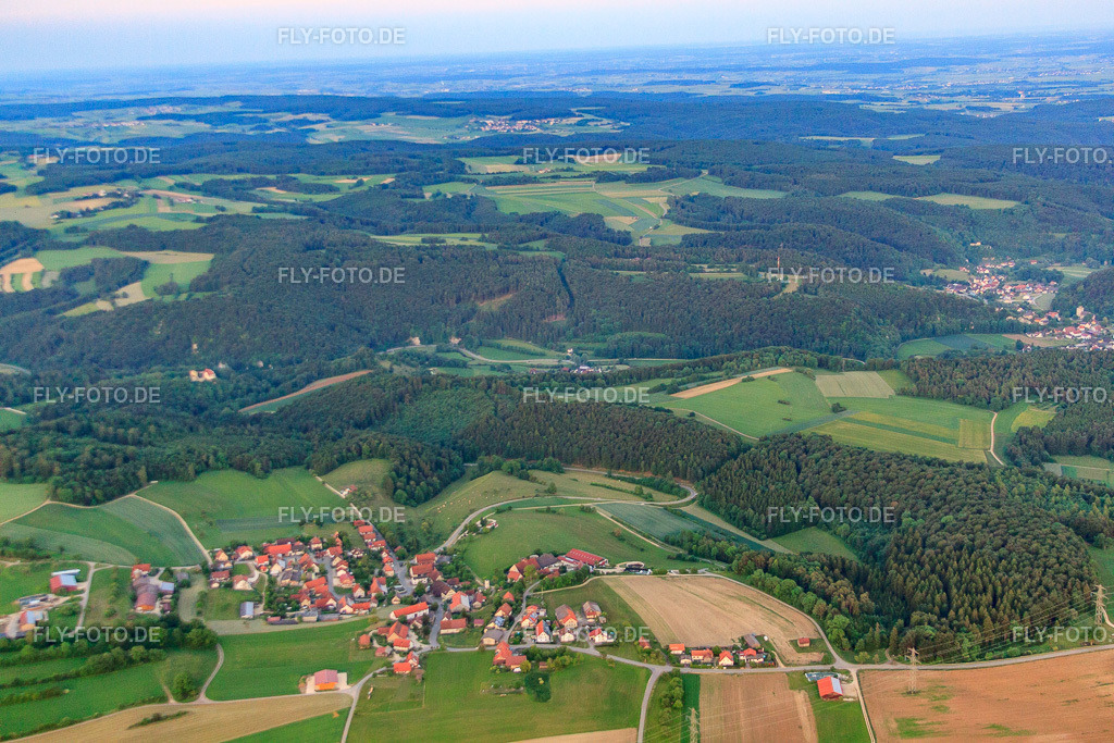 Dorfansicht aus Westen | Luftbild: Dorfansicht aus Westen im Ortsteil Münzdorf in Hayingen im Bundesland Baden-Württemberg in Deutschland. Foto: IMG_67041.jpg vom 07.06.2014 durch Werner Riehm/FLY-FOTO.de - Realisiert mit Pictrs.com