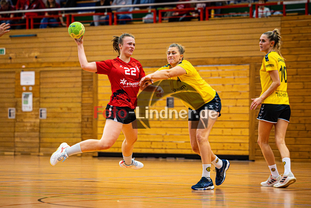 TSV Weiheim gegen SC Weßling | Habdball Bezirksoberliga Frauen 2025/26, TSV Weiheim gegen SC Weßling, 20251025,Wurf aufs Tor von Leonie SPREITZER (TSV Weilheim 22),2025-10-25 in Weilheim (Jahnhalle)Leonie SPREITZER (TSV Weilheim 22), Christina POLKE (SC Weßling 3)Copyright: WolfgangxLindner