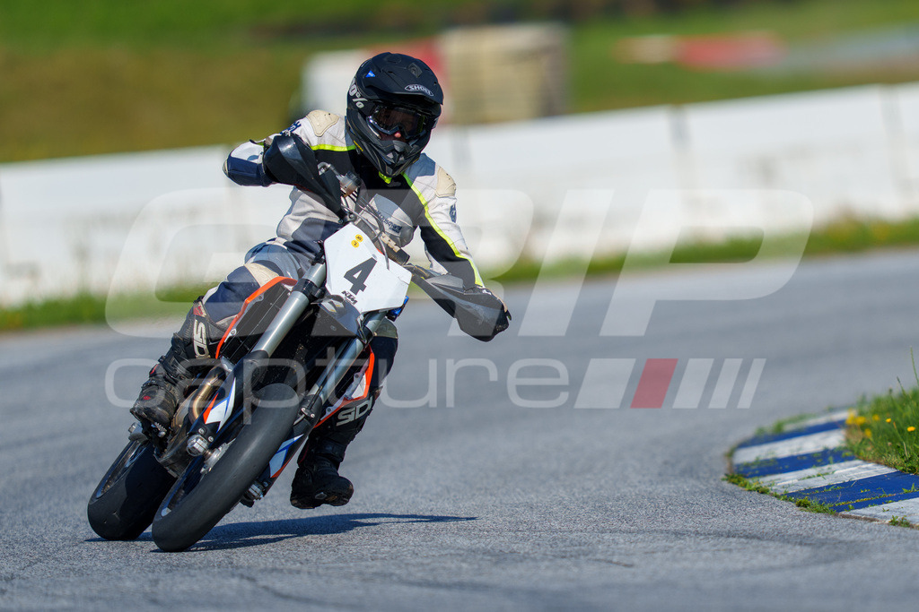 SuperMoto_Staatsmeisterschaft_Greinbach_156 | GRIPcapture steht für authentische Sportfotografie in Österreich – für Momente, die mehr sind als Geschwindigkeit oder Ergebnis. Es geht um Emotion, Spannung, Fokus und den Augenblick, der oft nur einen Wimpernschlag dauert.Ob Motorsport, Teamsport oder 
