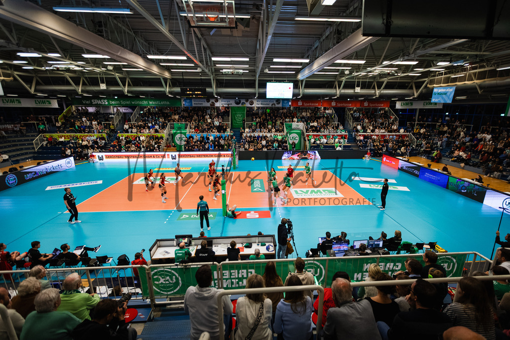 Volleyball, 1. Bundesliga Frauen, Hauptrunde, 8. Spieltag, Saison 2025/2026: USC Münster - Dresdner SC | 1. Bundesliga Frauen, Hauptrunde, 8. Spieltag, Saison 2025/2026, USC Münster empfängt Dresdner SC in der Sporthalle Berg Fidel in Münster. Foto: sportfotografie.ms | Markus Paletta - Realisiert mit Pictrs.com