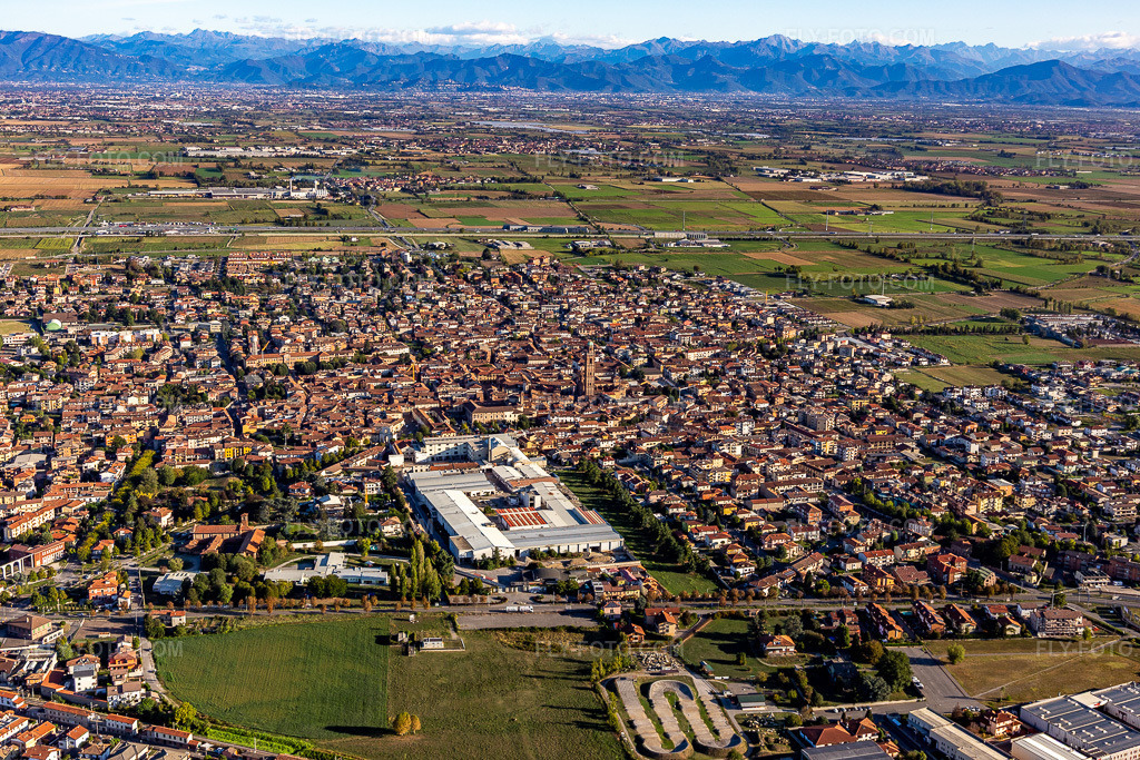 Aerial view: View of the town in Caravaggio in the state Bergamo, Italy.Photo: IMG_134559.jpg taken on 09/19/2022 by Werner Riehm/FLY-FOTO.comResolution of the original: 5472 x 3648 px