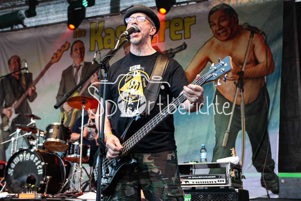 Sommer am Kiez | Mitch MAESTRO von der Band "Die Kassierer" beim Auftritt auf dem Augsburger Festival "Sommer am Kiez" an seinem Bass / Livemusik / Konzert / Musik / Laut / Punk / Punkmusik / Basser
