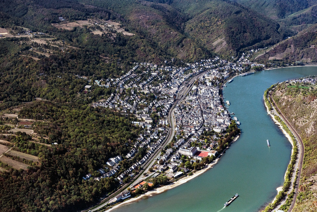 dr__0055905.jpg | BOPPARD 17.09.2020 Stadtansicht am Ufer des Flußverlaufes der Rheinschleife Bopparder Hamm in Boppard im Bundesland Rheinland-Pfalz, Deutschland. // City view on the river bank of the Rhine river in Boppard in the state Rhineland-Palatinate, Germany. Foto: Daniel Reiter