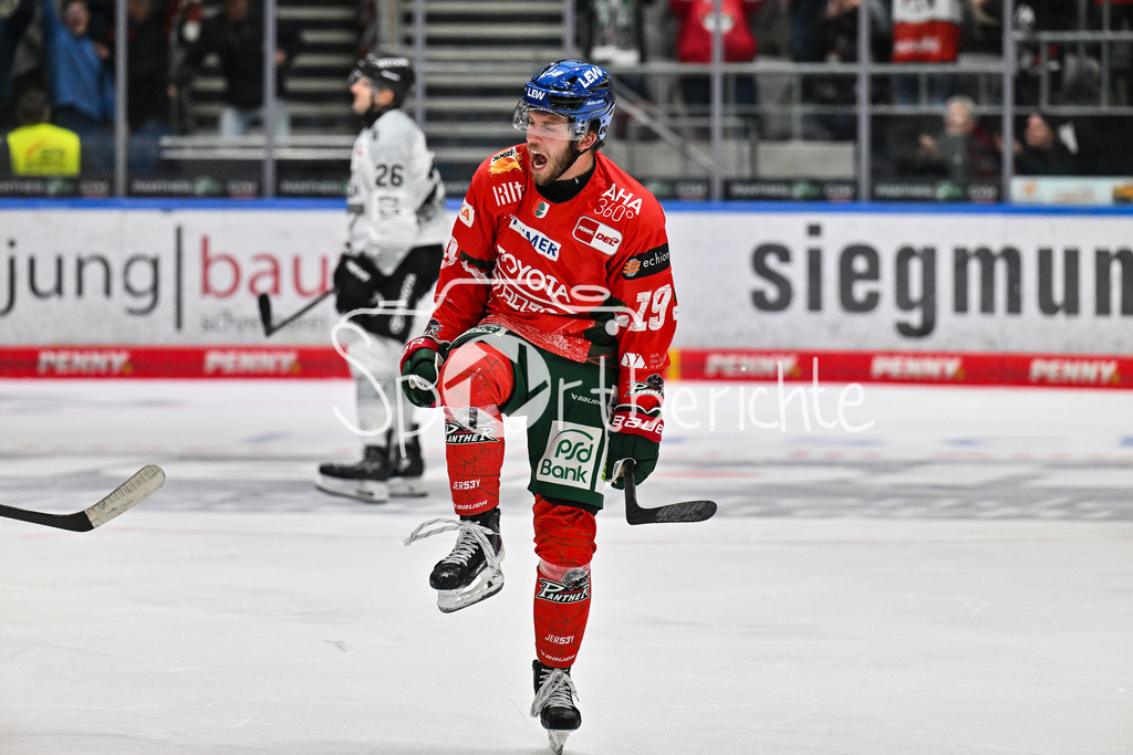 Augsburger Panther - Kölner Haie | Jubel der Panther nach dem Treffer zum 3-2 durch Riley DAMIANI (Augsburger Panther #19) / Tor / Torschuetze / Freude / Happy / DEL: Augsburger Panther - Kölner Haie; Curt Frenzel Stadion am 26.09.2025