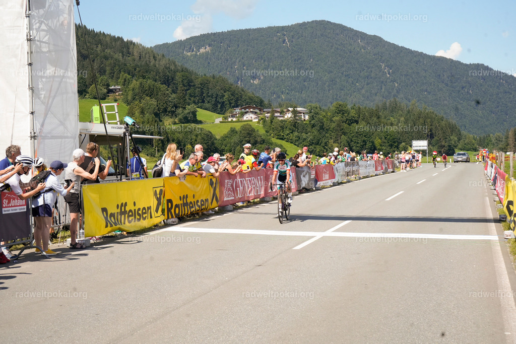 710_20230817_Bewerb_Maenner_Muehlanger | AUT - OESTERREICH, 2023-08-16: SPORT RENNRAD-FAHREN - 55. INTERNATIONALER RADWELTPOKAL IN ST. JOHANN IN TIROL  - Vintage-Radrennen mit WM-Bronze-Medaillen-Siegerin Christina Schweinberger, den Teilnehmer und Alexander Baumann (vom Orginastions-Team) - TAG 2 BEWERB MAENNER IN SECHS GRUPPEN  ; Foto: Roland Muehlanger