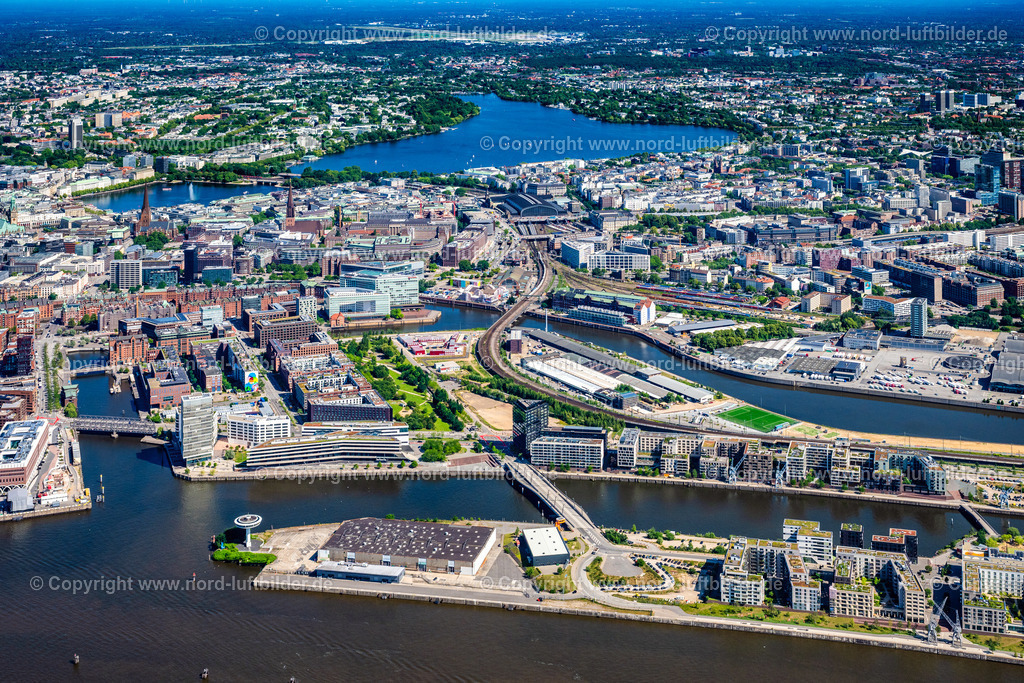 Hamburg_Oper_Oberhafen_Baakenhafen_Hafencity_ELS_0370200625 | HAMBURG 20.06.2025 Baugrundstück neue Oper von Hamburg und Brückenbauwerk entlang " Baakenhafen Brücke " in Hamburg, Deutschland. // Building site for the new Hamburg Opera and bridge construction along " Baakenhafen Bridge " in Hamburg, Germany. Foto: Martin Elsen