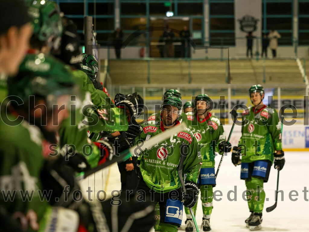 2023-12-26_048_TSV_Erding_gegen_ERV_Schweinfurt | Erding, Deutschland, 26.12.2023:
Eishockey, Bayernliga Vorrunde 2023 / 2024, 20. Spieltag, TSV Erding gegen ERV Schweinfurt, Endergebnis: 9:3

Philipp Michl (Erding Gladiators, #77)

Foto: Christian Riedel / fotografie-riedel.net