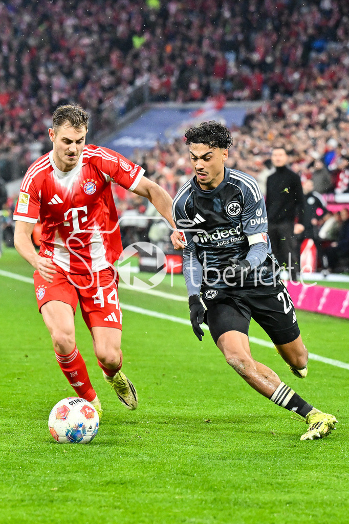 FC Bayern München - Eintracht Frankfurt | MUNICH, GERMANY - 21. FEBRUARY: im Duell Josip STANISIC (FC Bayern Munich 44) und Nathaniel BROWN (Eintracht Frankfurt 21) während dem Bundesligamatch zwischen dem FC Bayern München und der SG Eintracht Frankfurt am 23. Spieltag in der Allianz Arena / DFL REGULATIONS PROHIBIT ANY USE OF PHOTOGRAPHS AS IMAGE SEQUENCES AND/OR QUASI-VIDEO