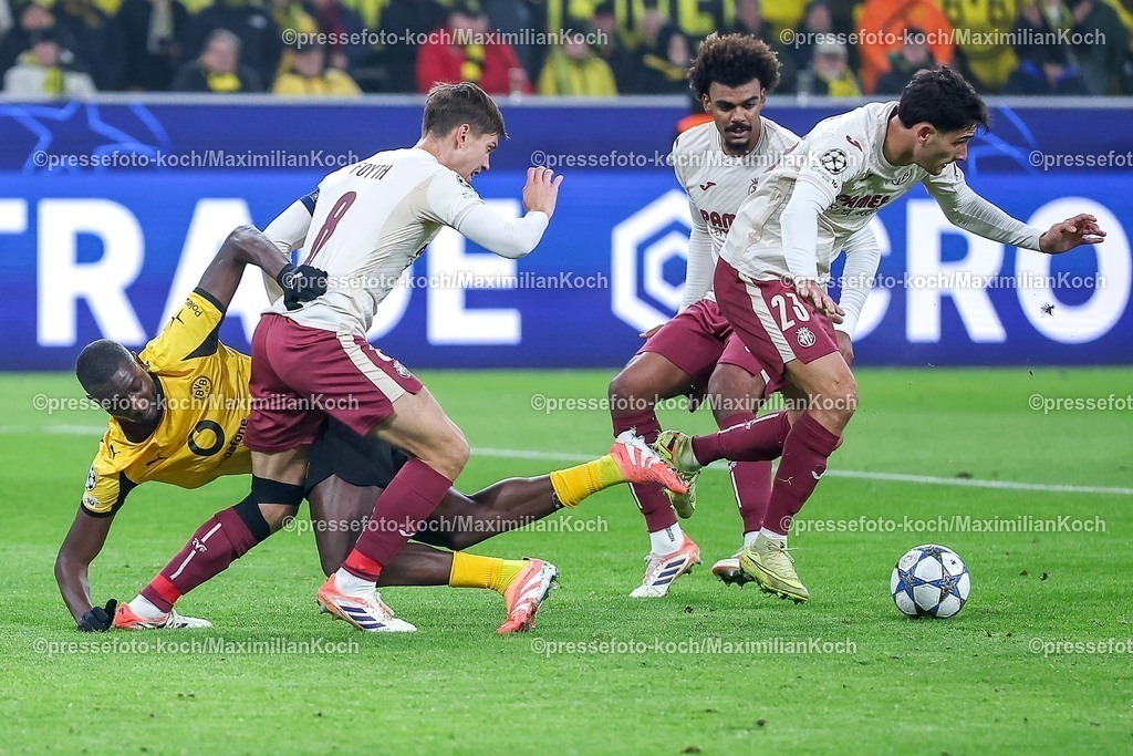 UCL25112501059 | 25.11.2025, Fußball, UEFA Champions League, Borussia Dortmund - FC Villarreal, BVB Stadion, 5. Spieltag, Saison 2025 2026: Serhou Guirassy&nbsp;(BVB #09) im Zweikampf gegen  Juan Foyth&nbsp;(FC Villarreal #08) Sergi Cardona&nbsp;(FC Villarreal #23) Renato Veiga&nbsp;(FC Villarreal #12) im Strafraum  Regulations prohibit any use of photographs as image sequences and or quasi-video.