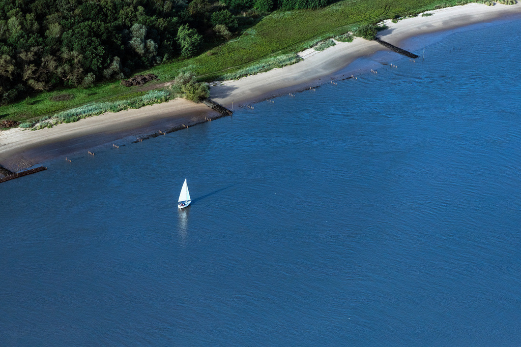 dr__0058072.jpg | BERNE 19.09.2020 Segelschiff mit weißen Segeln in Fahrt auf der Weser in Berne im Bundesland Niedersachsen, Deutschland. // Sailboat under way auf of Weser in Berne in the state Lower Saxony, Germany. Foto: Daniel Reiter