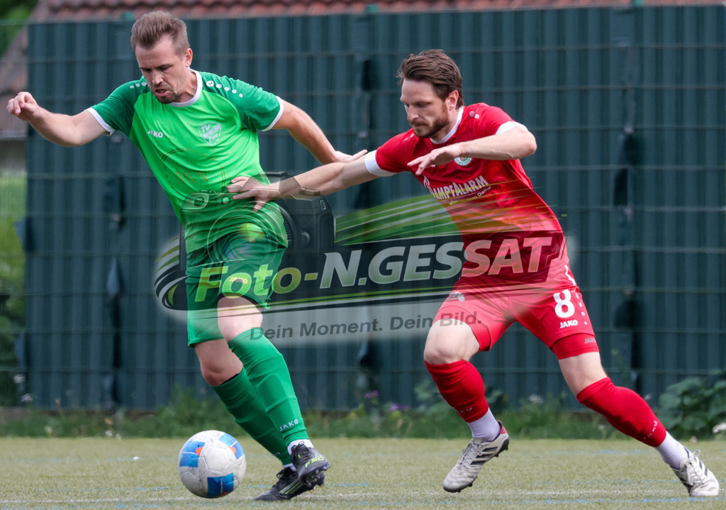 Bünder SV - TV Elverdissen | Auf dem Bild zu sehen: rot Bünder SV: Denis Müller ; grün TV Elverdissen: Pascal Widdecke  Bünder SV, TV Elverdissen, Saison 26/27, Kreisliga A, Bünde, Deutschland - Realisiert mit Pictrs.com