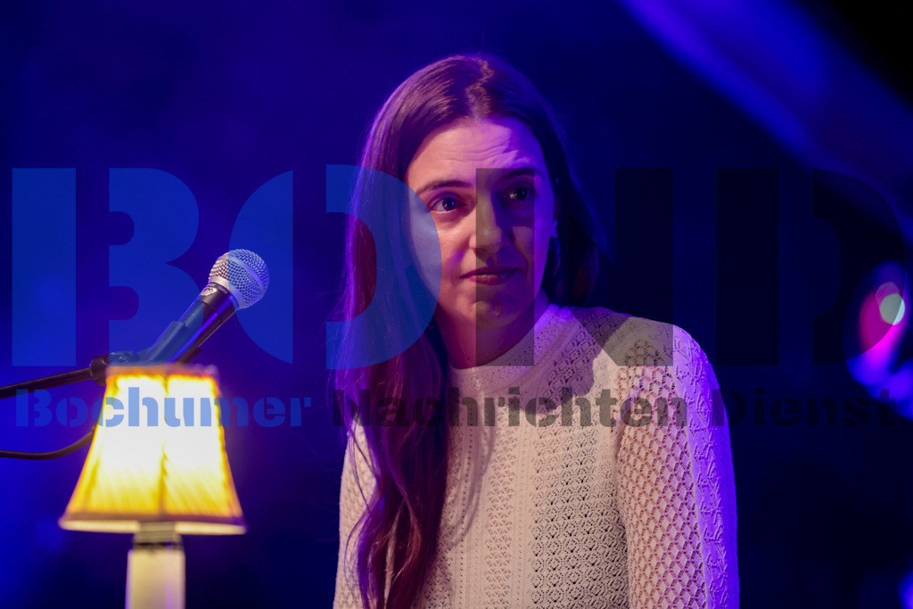 Bochum total 2024 - Die Feuersteins  {date} -  | {headline}(Foto: Sebastian Sendlak / BOND) - Realisiert mit Pictrs.com