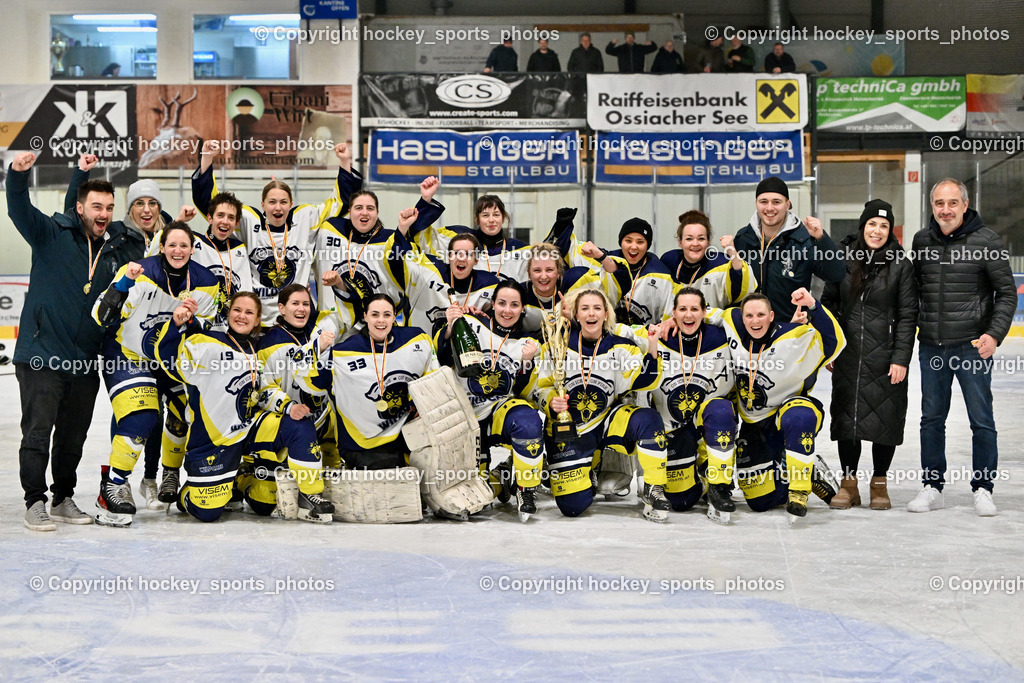 WILDCATS PATERNION & Lady Hawks Siegerehrung-Meisterfeier | Meisterfoto 2024/25 Wildcats Paternion, Mannschaftsfoto Wildcats Paternion, KEHV-Wettspielreferent Michael Baumer, KEHV-Damenreferentin Sabine Huber, WILDCATS PATERNION &amp; Lady Hawks Siegerehrung-Meisterfeier, WILDCATS PATERNION &amp; Lady Hawks Siegerehrung-Meisterfeier am 12.03.2025 in Steindorf (Ossiachersee Halle), Austria, (Photo by Bernd Stefan)
